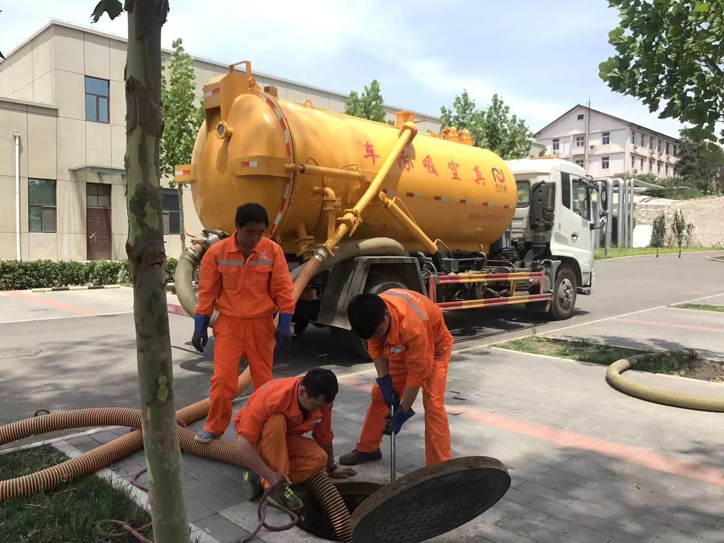 汾西管道疏通车停在窨井附近