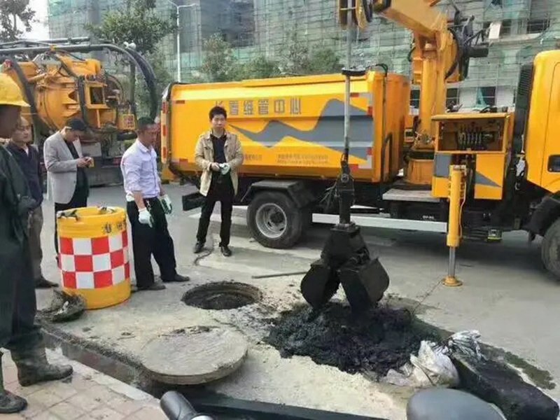 汾西街道：网格员化身“清道夫”，为民解忧疏通“堵心”化粪池