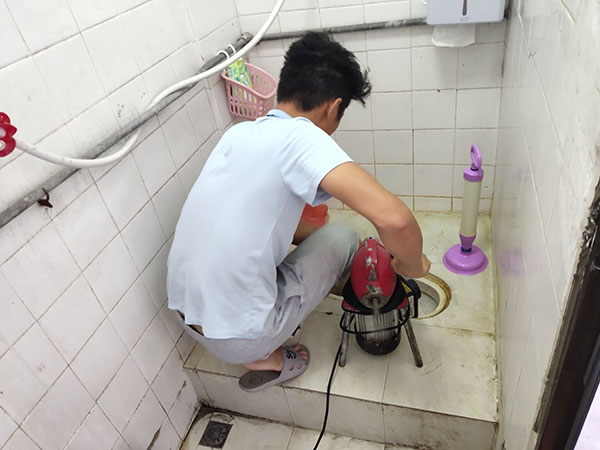 汾西管道堵塞冒臭气 专业师傅现场解决问题